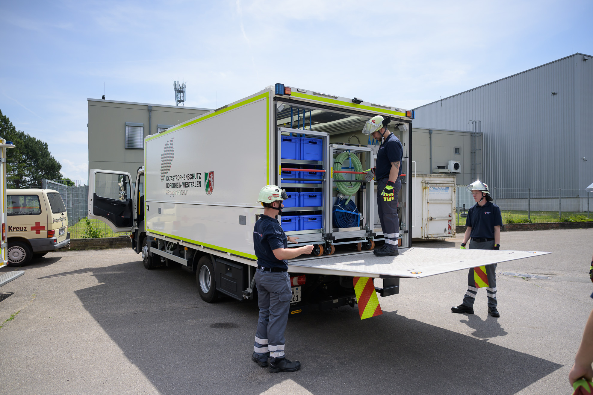 VPM Helfer entladen eine Küche von einem LKW